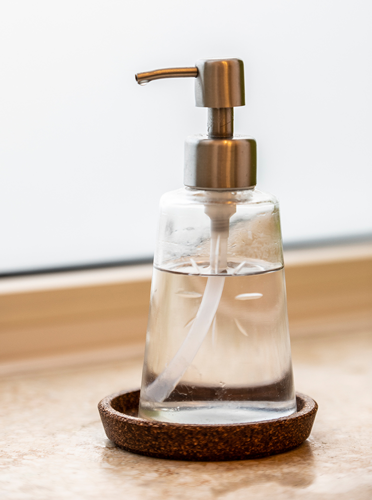 Seifenspender auf Korkunterlage – unser Hygiene-Standard