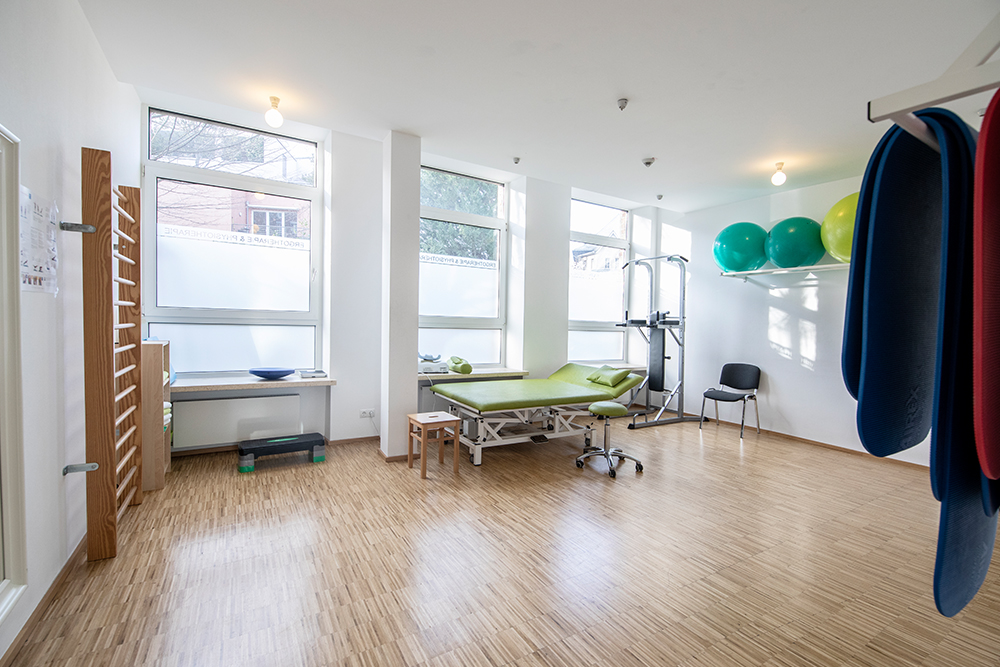 Heller Trainings- und Therapieraum der PHYSIOMAN Praxis in Bonn